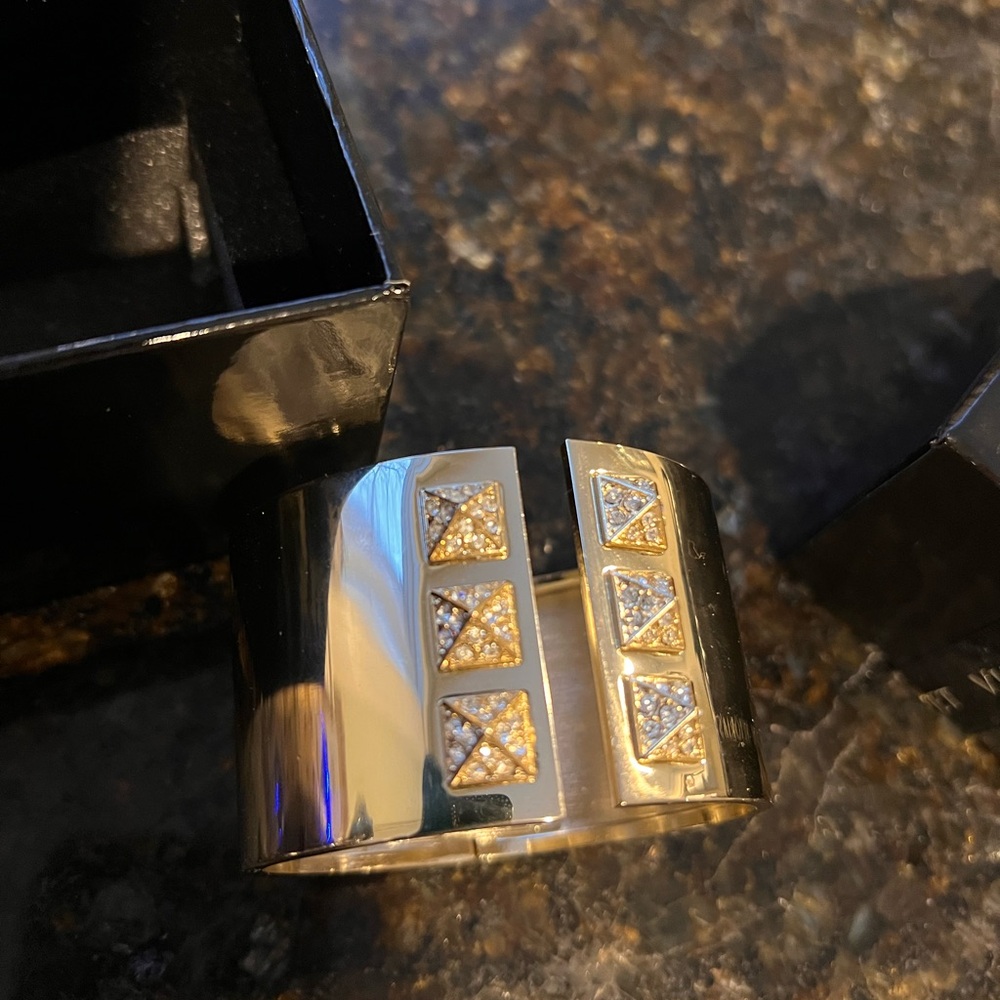 Victoria’s Secret Gold Crystal Studded Cuff NIB Gift Box Statement Bracelet - Picture 8 of 14
